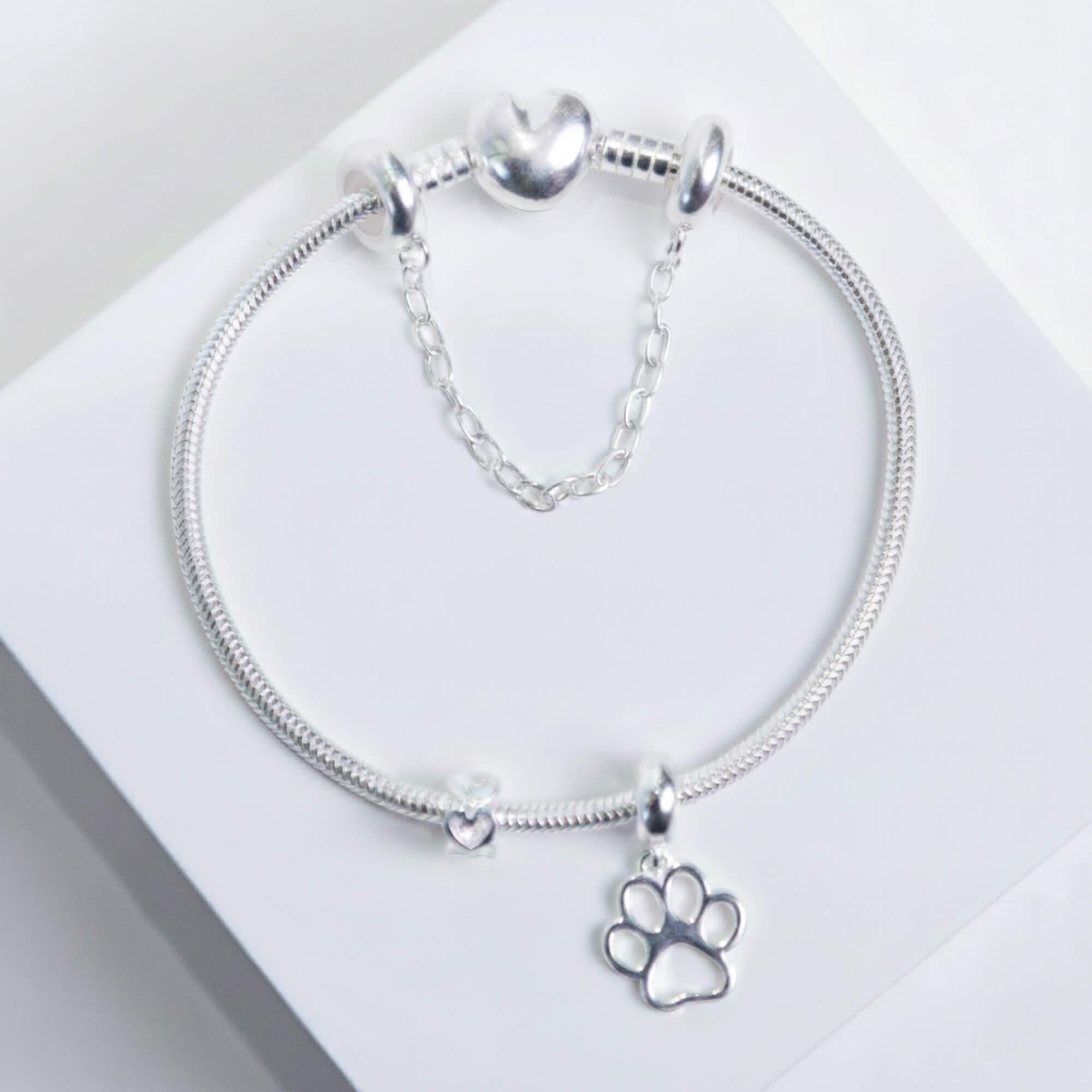 Kit Minha Primeira Pulseira Coração + Berloque Patinha + Presente Berloque Mini Separador Corações + Frete Grátis