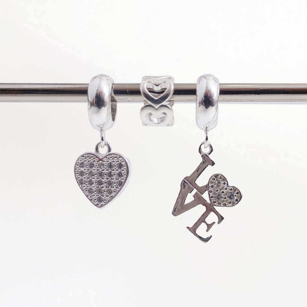 Leve 3 pague 2 - Kit de Berloques em Prata 925 com Coração Cravejado Com Zircônias, LOVE e Ganhe Mini Separador Corações