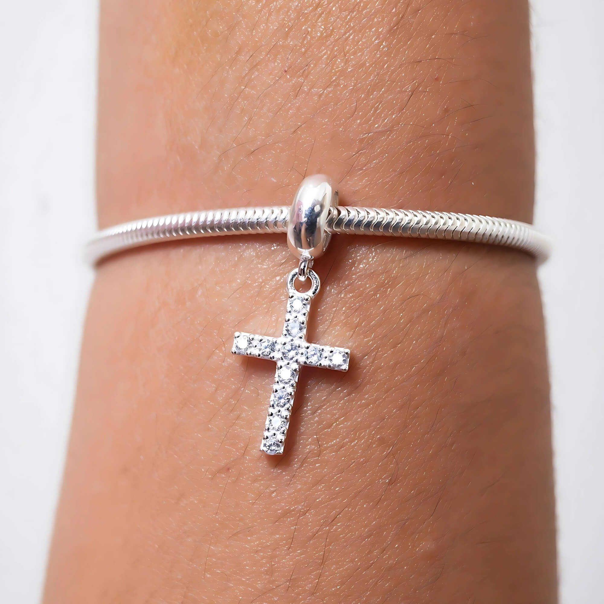 Berloque Crucifixo com Zircônia Prata 925