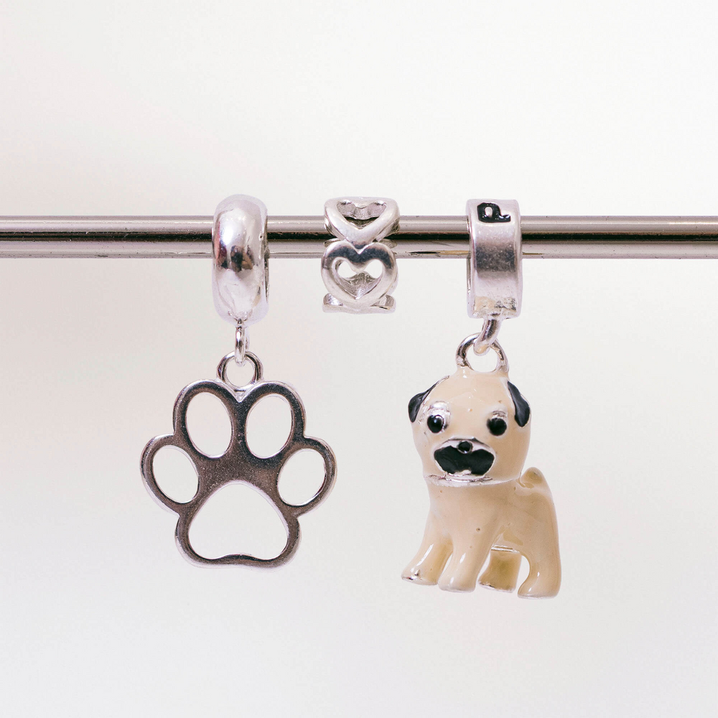 Leve 3 pague 2 - Kit de Berloques em Prata 925 com Patinha Vazada, Cachorro Pug e Ganhe Mini Separador Corações
