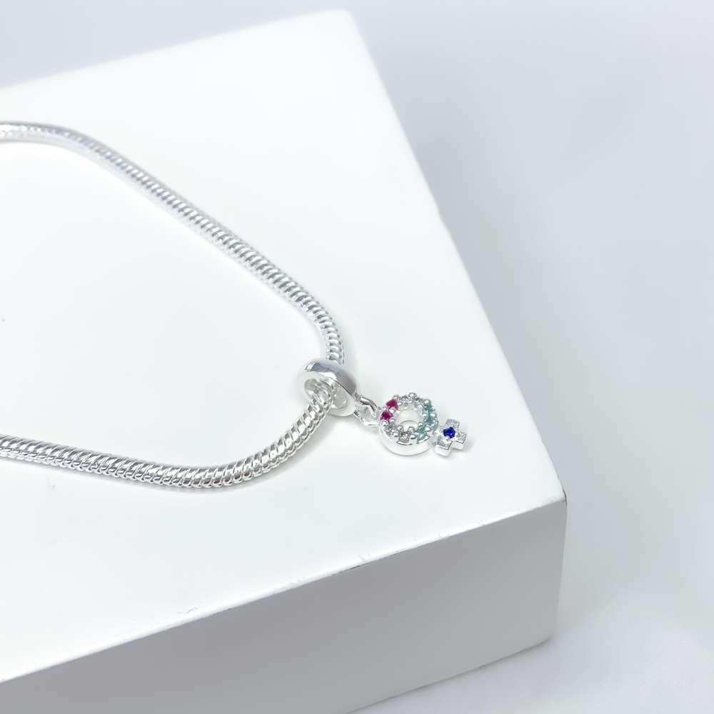 Berloque Orgulho Feminino Zircônias Coloridas Prata 925