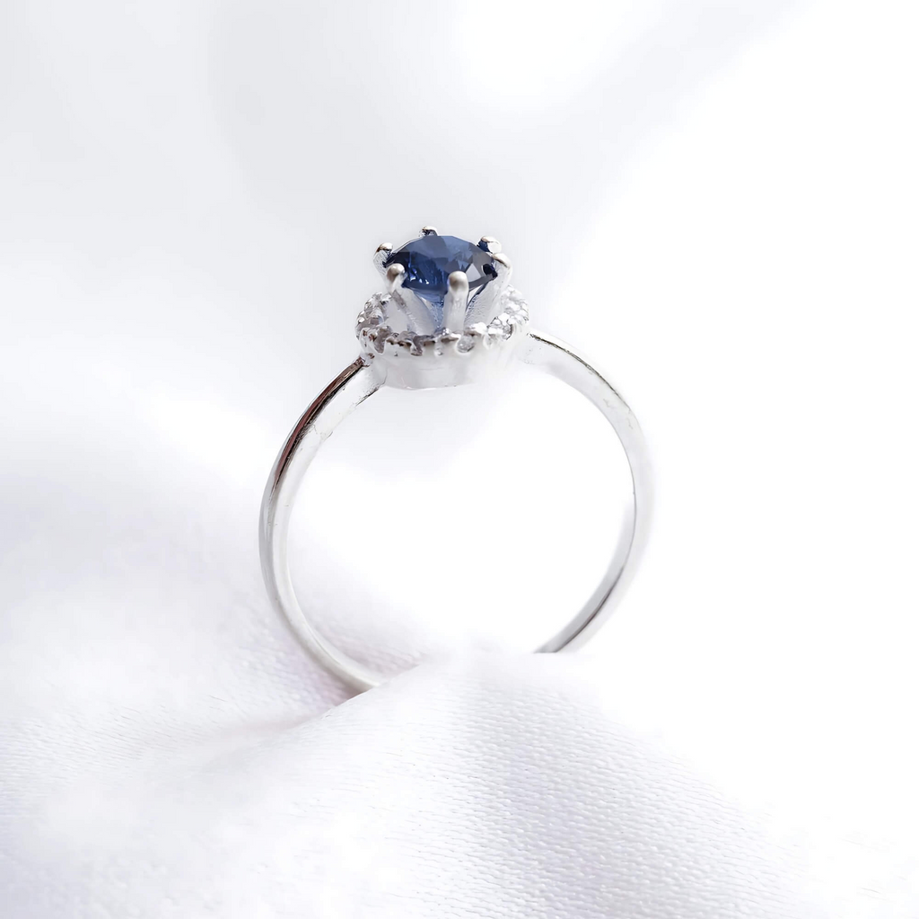 Anel Solitário Cravejado Azul Safira Prata 925