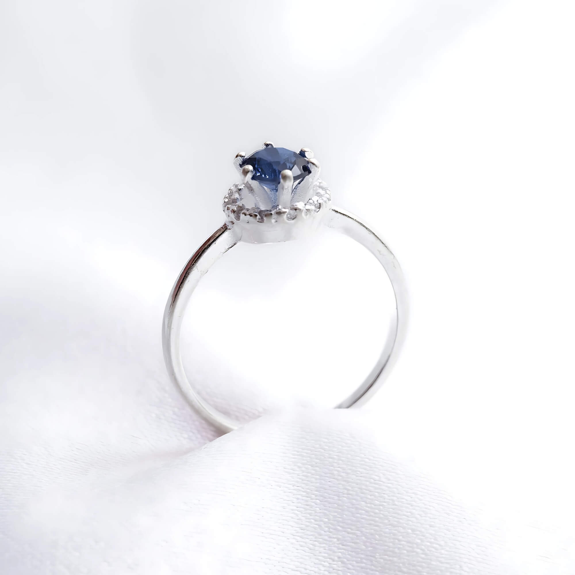 Anel Solitário Cravejado Azul Safira Prata 925