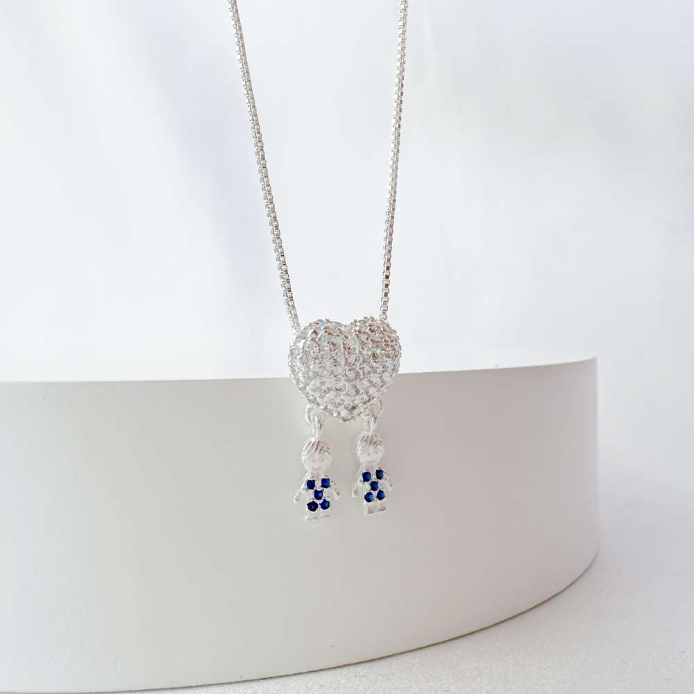 Colar Coração Cravejado com Meninos Zircônias Azul Prata 925