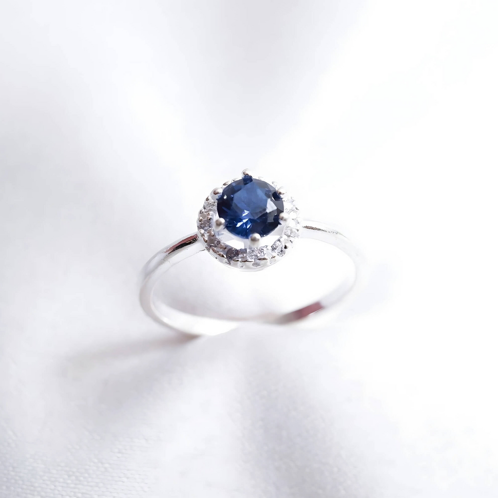 Anel Solitário Cravejado Azul Safira Prata 925