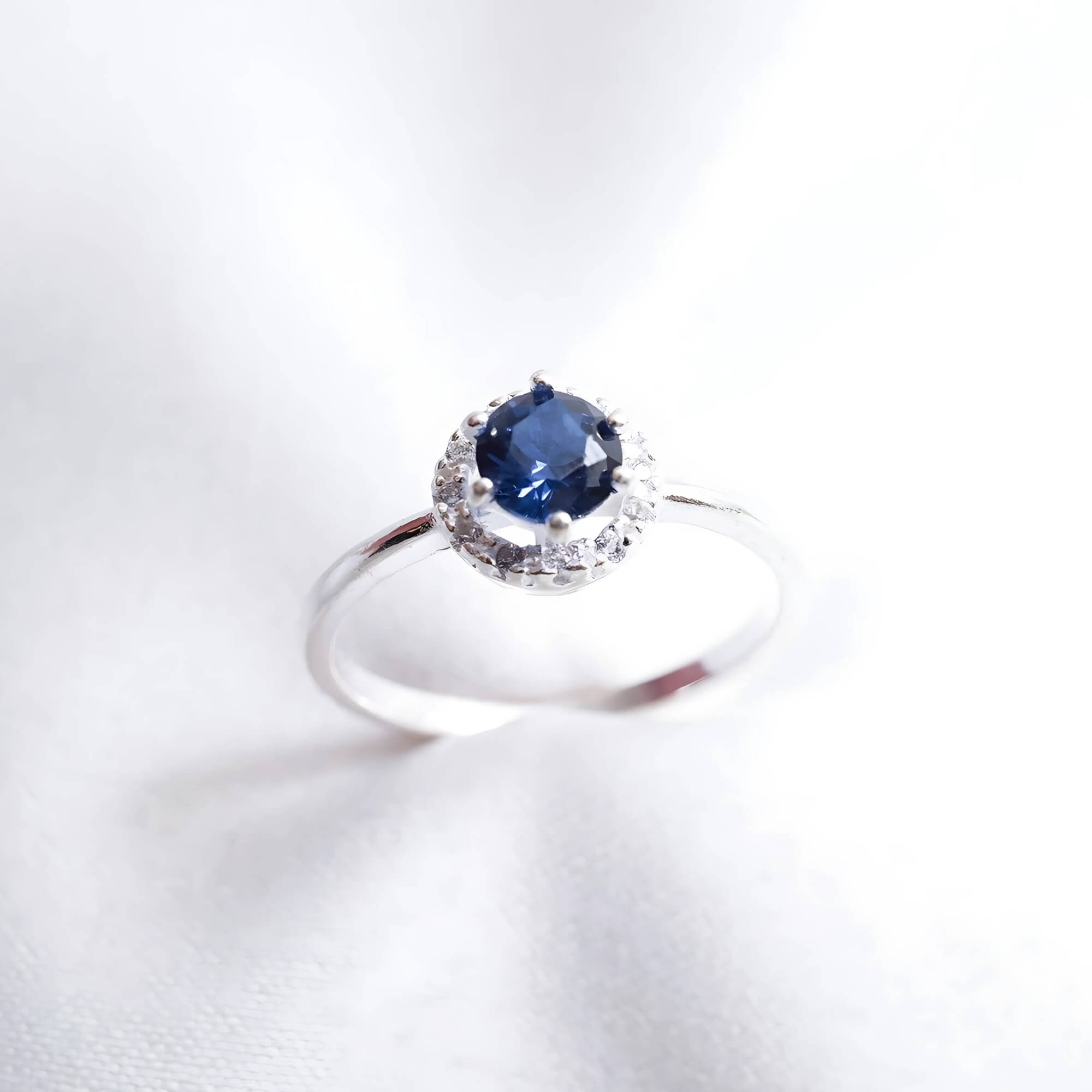 Anel Solitário Cravejado Azul Safira Prata 925