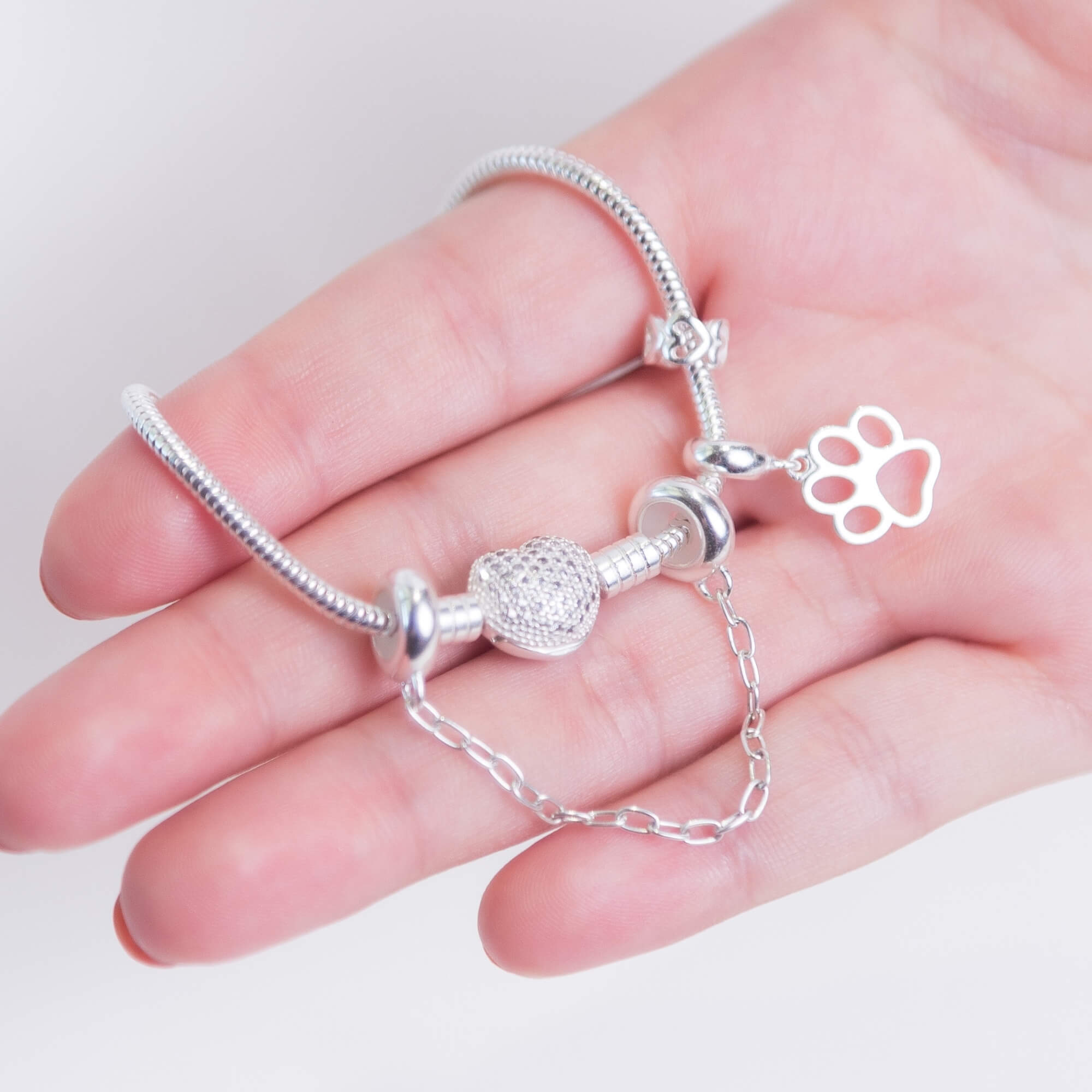 Kit Minha Primeira Pulseira Coração Cravejado + Berloque Patinha + Presente Berloque Mini Separador Corações