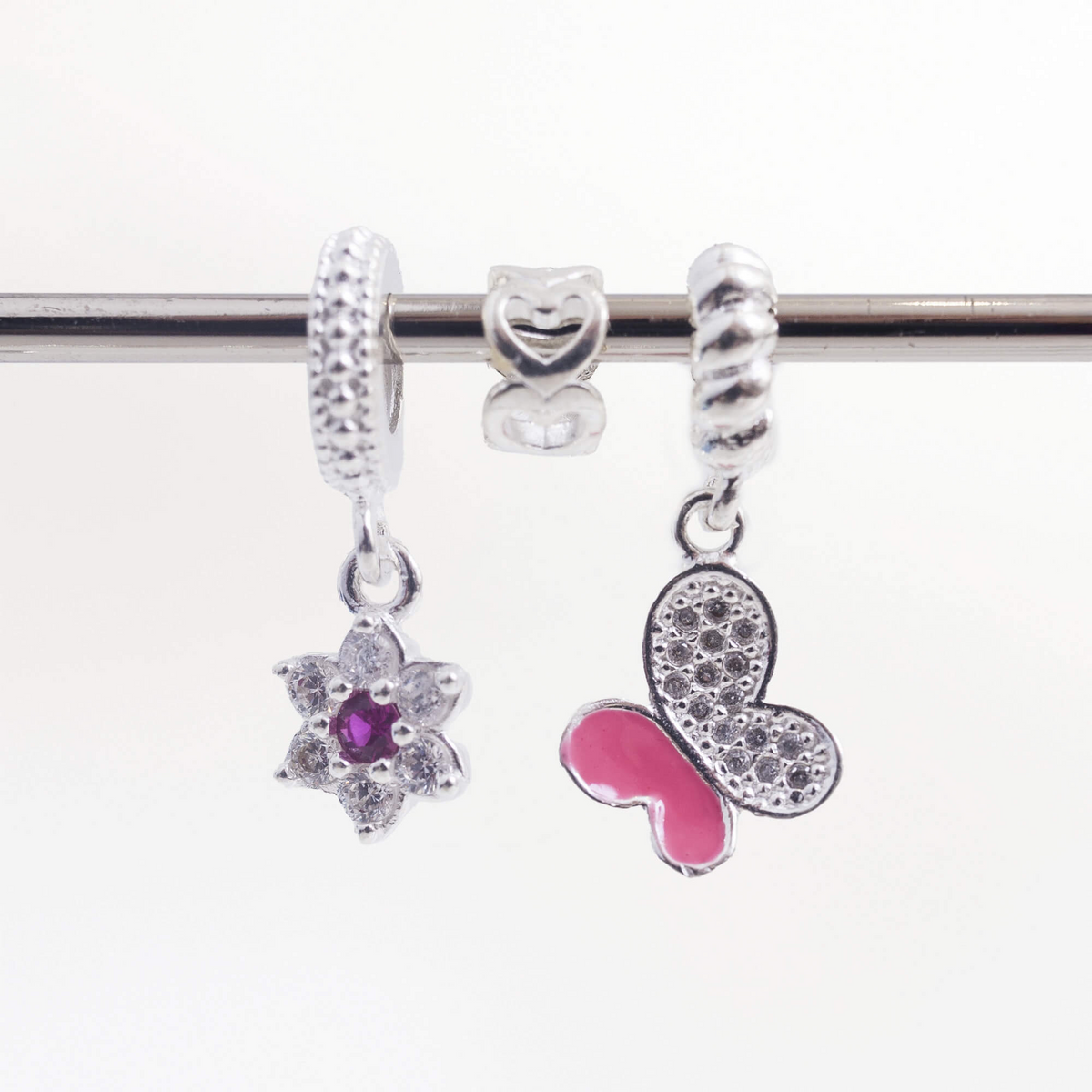Leve 3 pague 2 - Kit de Berloques em Prata 925 com Flor Zircônia Rosa, Borboleta Rosa e Ganhe Mini Separador Corações