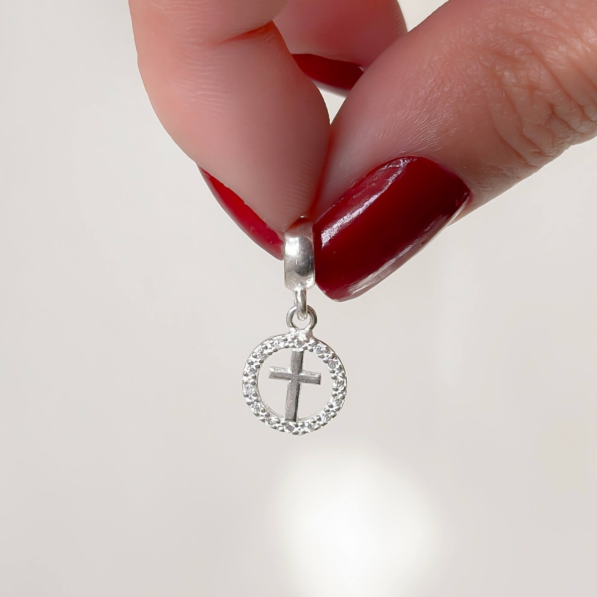 Berloque Medalha Vazada Crucifixo Com Zircônias Prata 925