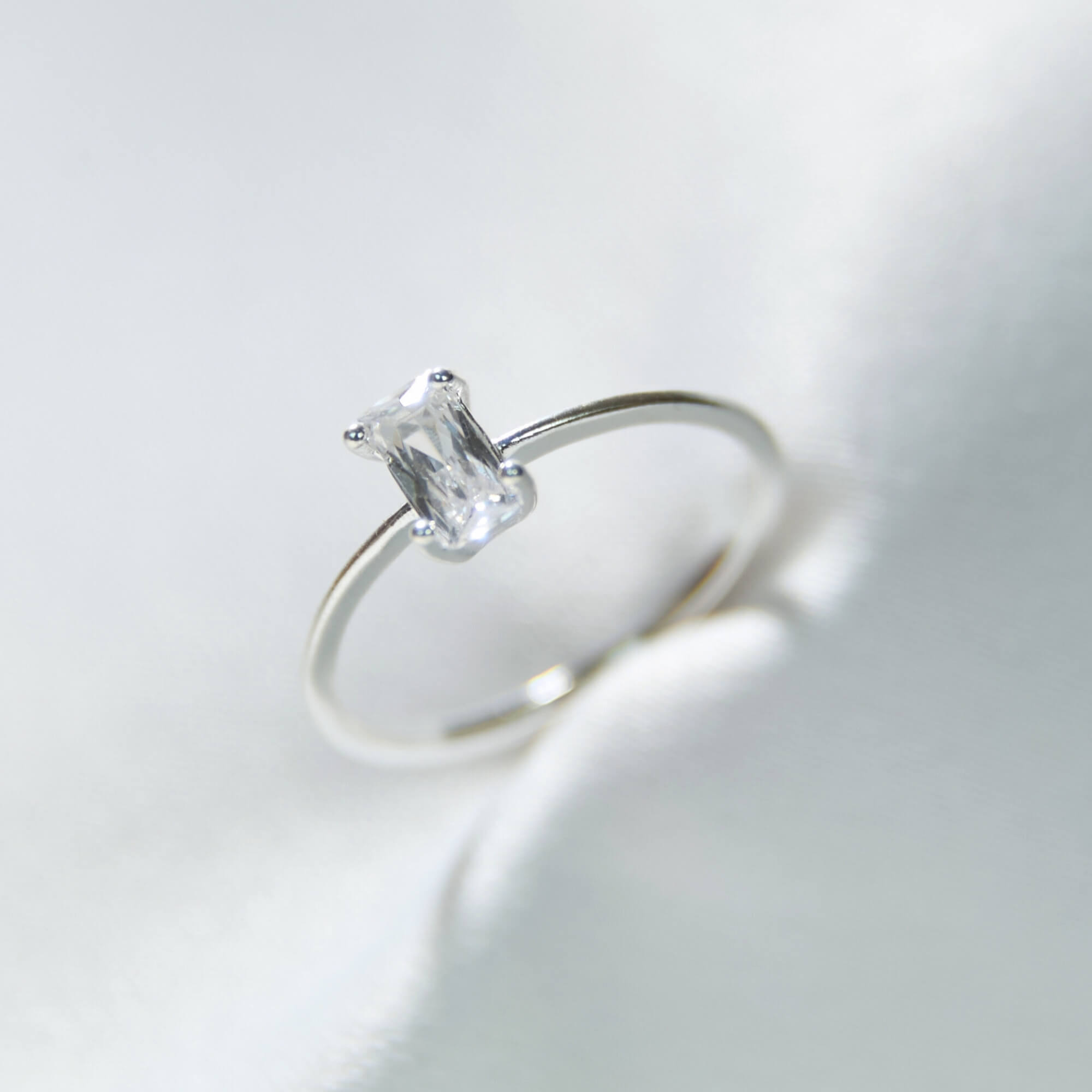 Anel Solitário Zircônia Baguete Cristal Prata 925