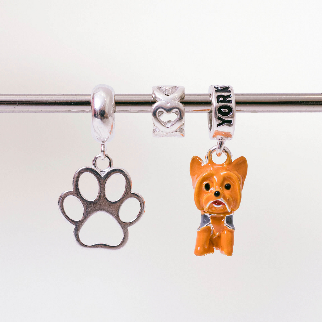 Leve 3 pague 2 - Kit de Berloques em Prata 925 com Patinha Vazada, Cachorro Yorkshire e Ganhe Mini Separador Corações