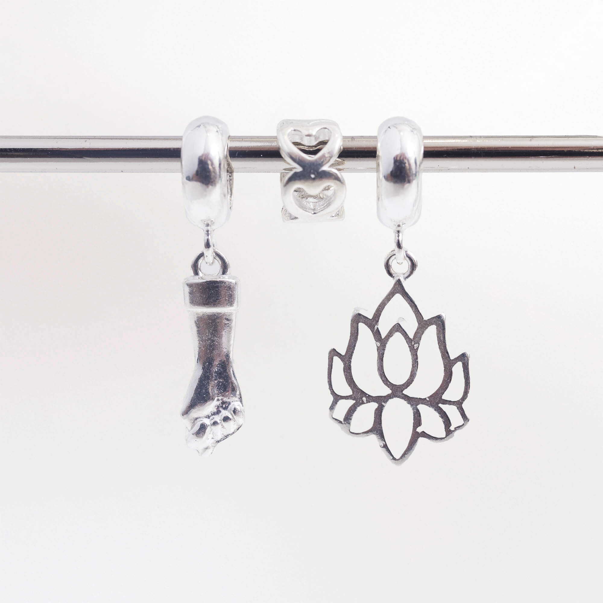 Leve 3 pague 2 - Kit de Berloques em Prata 925 com Figa, Flor de Lotus e Ganhe Mini Separador Corações