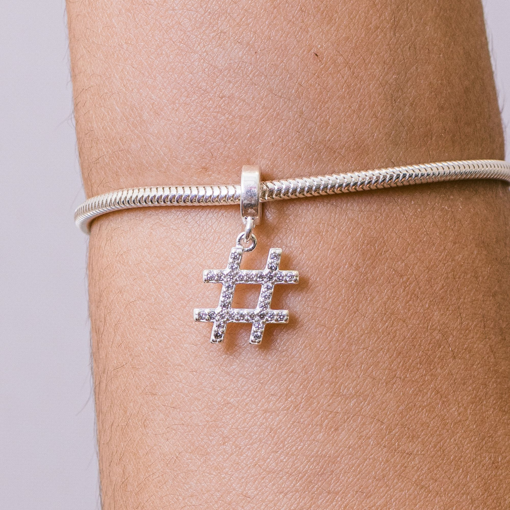 Berloque Hashtag Cravejado com Zircônias Prata 925