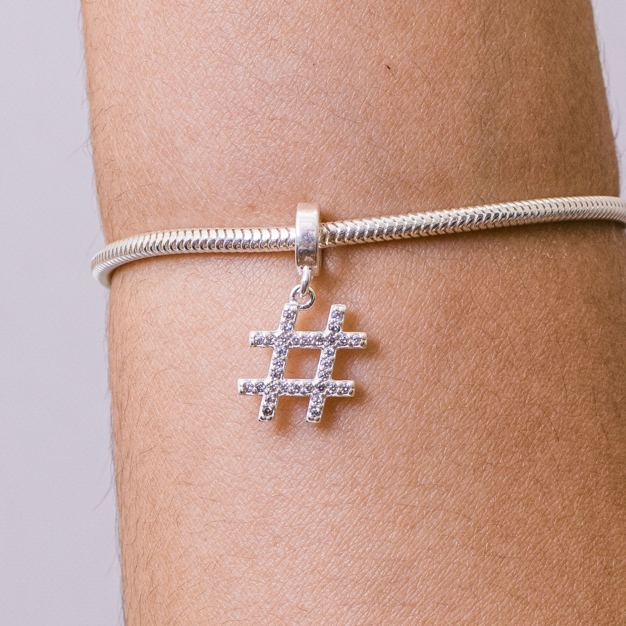 Berloque Hashtag Cravejado com Zircônias Prata 925