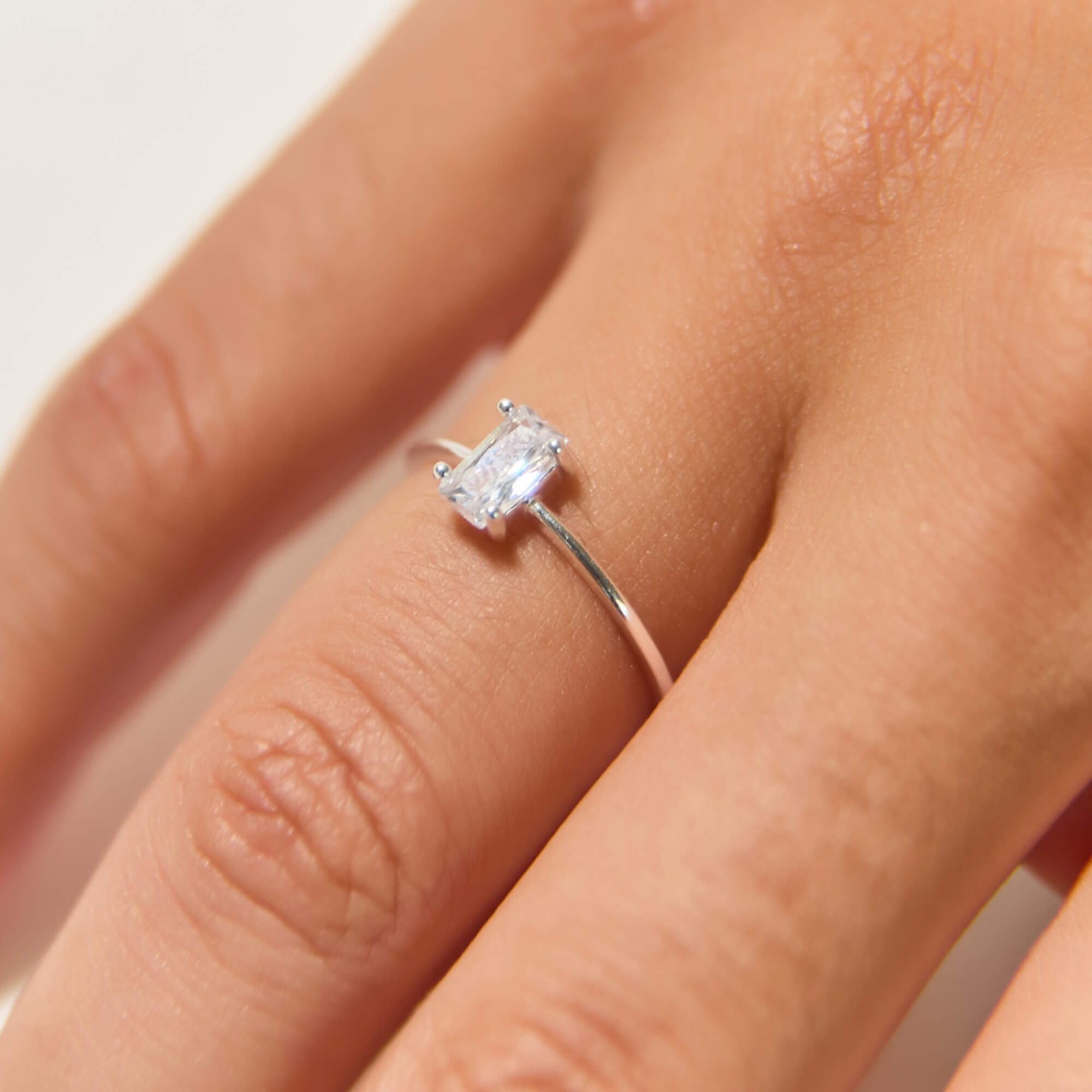 Anel Solitário Zircônia Baguete Cristal Prata 925