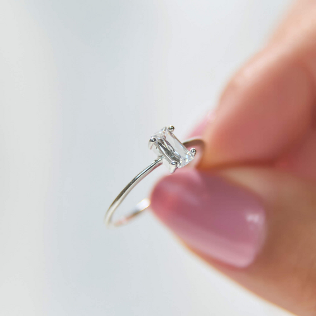 Anel Solitário Zircônia Baguete Cristal Prata 925