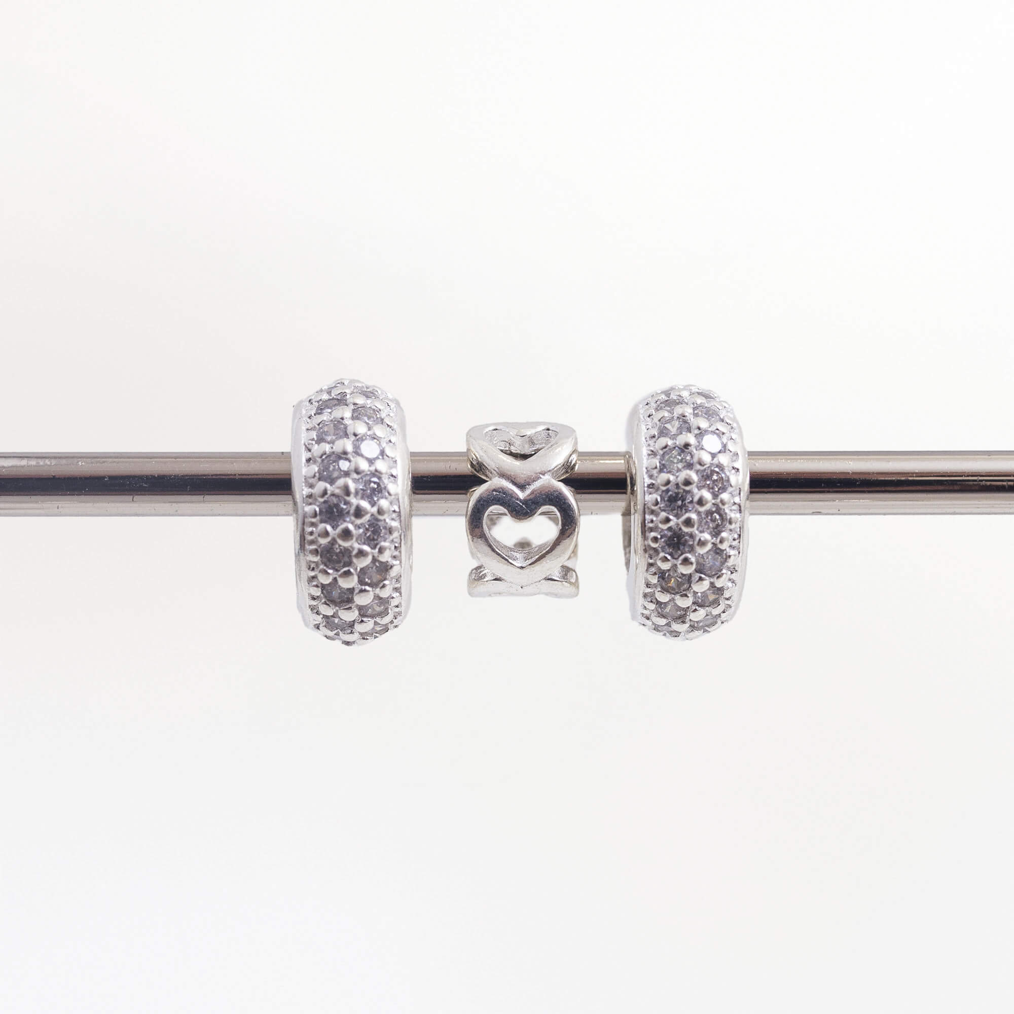 Leve 3 pague 2 - Kit de Berloques em Prata 925 com 02 Separadores Zircônia Cristal e Ganhe Mini Separador Corações