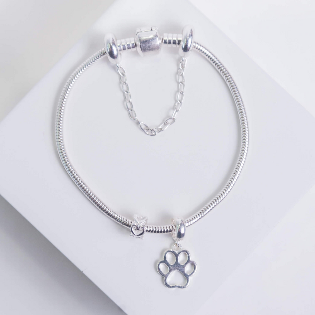 Kit Minha Primeira Pulseira Tradicional + Berloque Patinha + Presente Berloque Mini Separador Corações + Frete Grátis