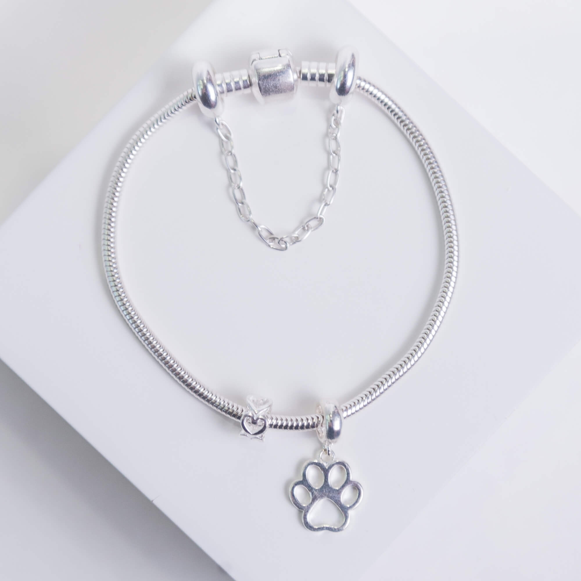 Kit Minha Primeira Pulseira Tradicional + Berloque Patinha + Presente Berloque Mini Separador Corações + Frete Grátis
