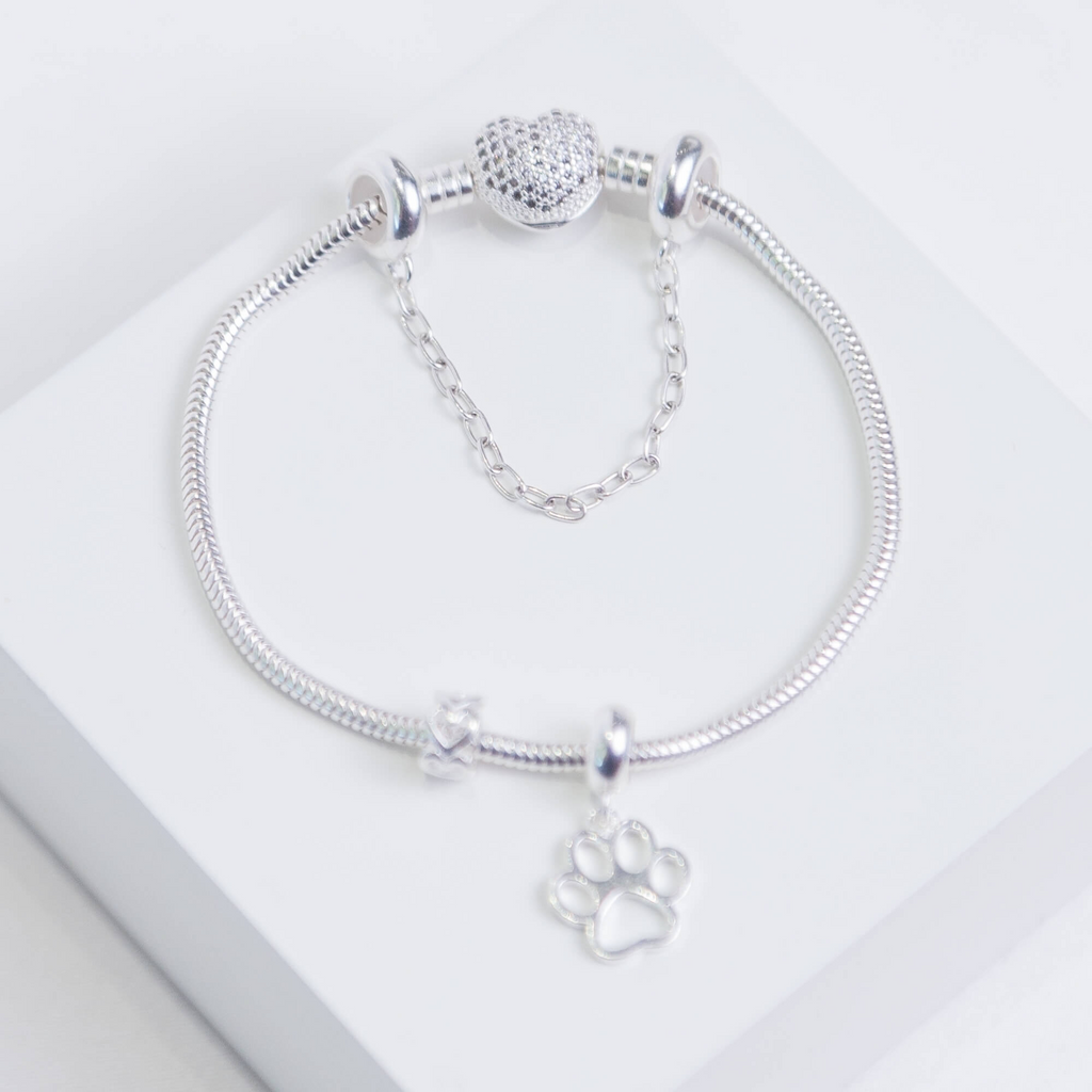 Kit Minha Primeira Pulseira Coração Cravejado + Berloque Patinha + Presente Berloque Mini Separador Corações