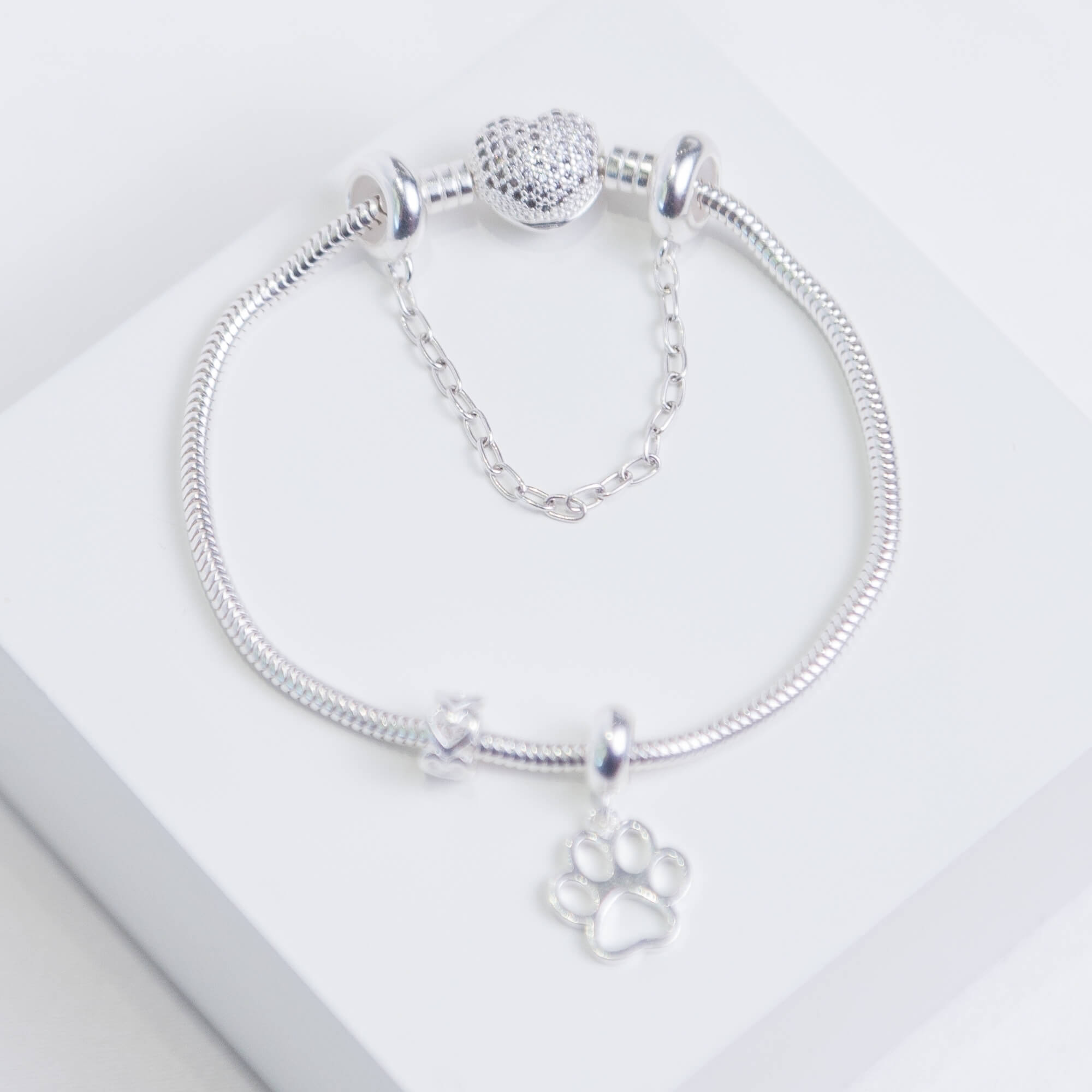Kit Minha Primeira Pulseira Coração Cravejado + Berloque Patinha + Presente Berloque Mini Separador Corações