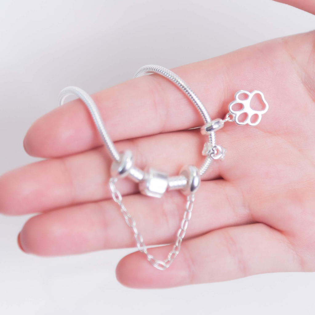 Kit Minha Primeira Pulseira Tradicional + Berloque Patinha + Presente Berloque Mini Separador Corações + Frete Grátis
