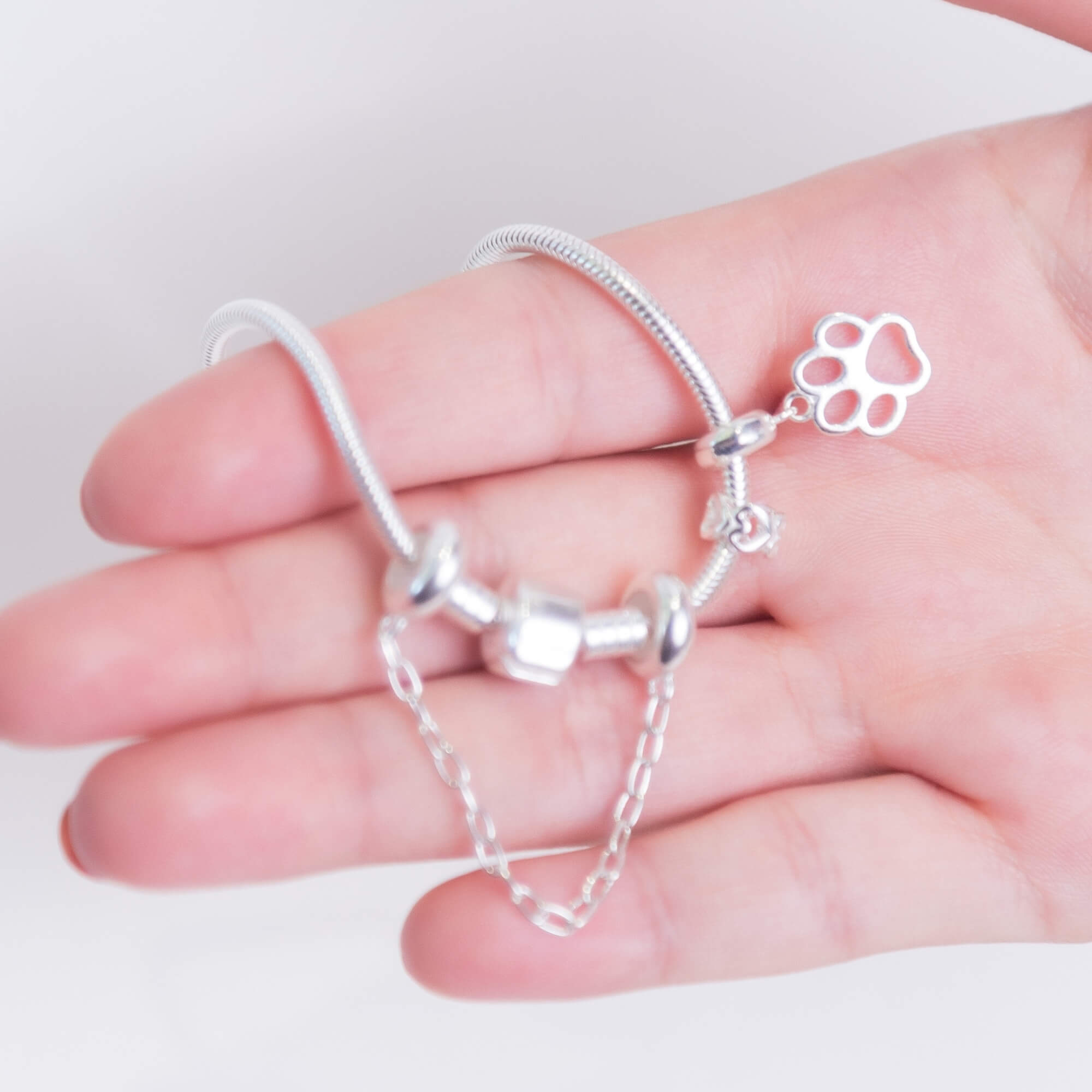 Kit Minha Primeira Pulseira Tradicional + Berloque Patinha + Presente Berloque Mini Separador Corações + Frete Grátis