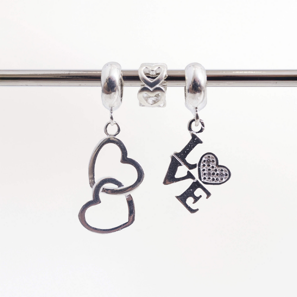 Leve 3 pague 2 - Kit de Berloques em Prata 925 com Corações Entrelaçados, LOVE e Ganhe Mini Separador Corações