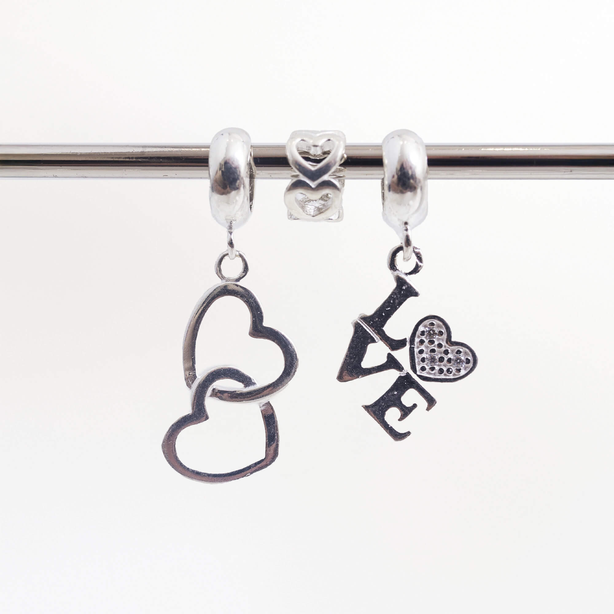 Leve 3 pague 2 - Kit de Berloques em Prata 925 com Corações Entrelaçados, LOVE e Ganhe Mini Separador Corações