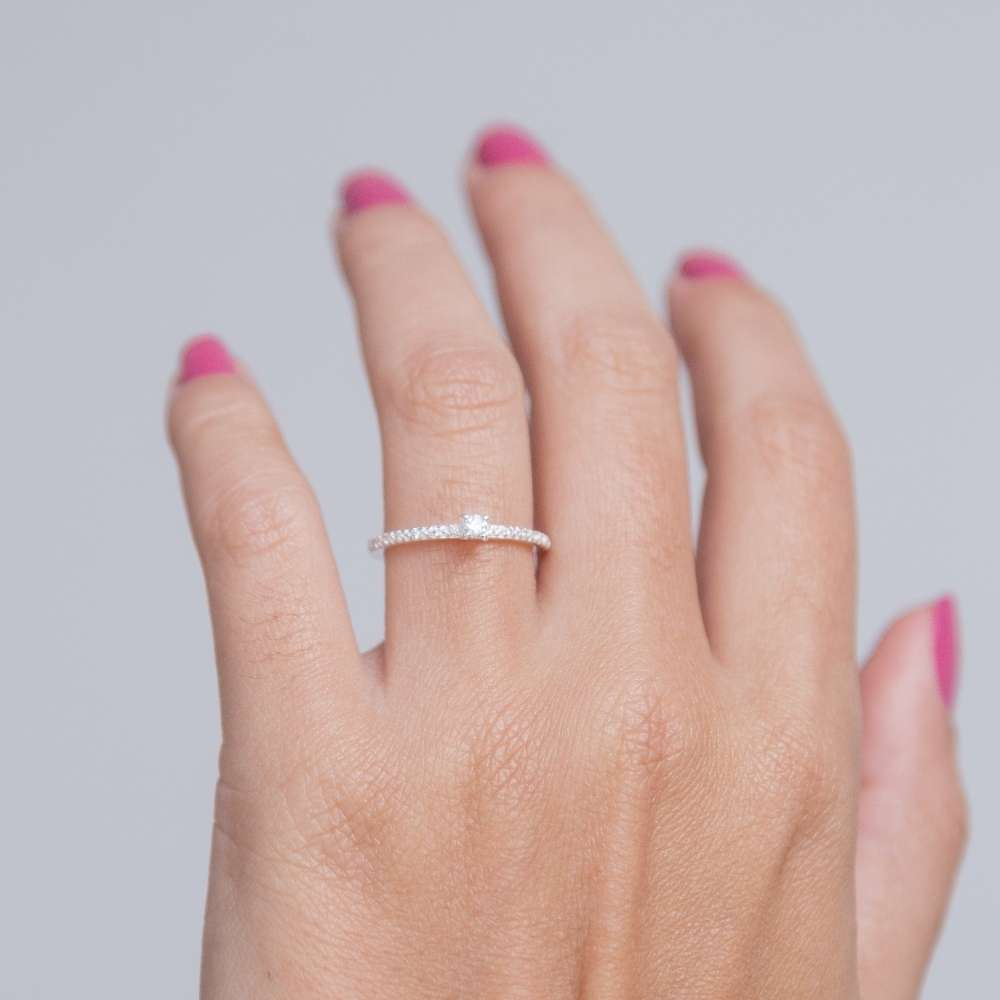 Anel Solitário Minimalista Cravejado com Zircônias Prata 925