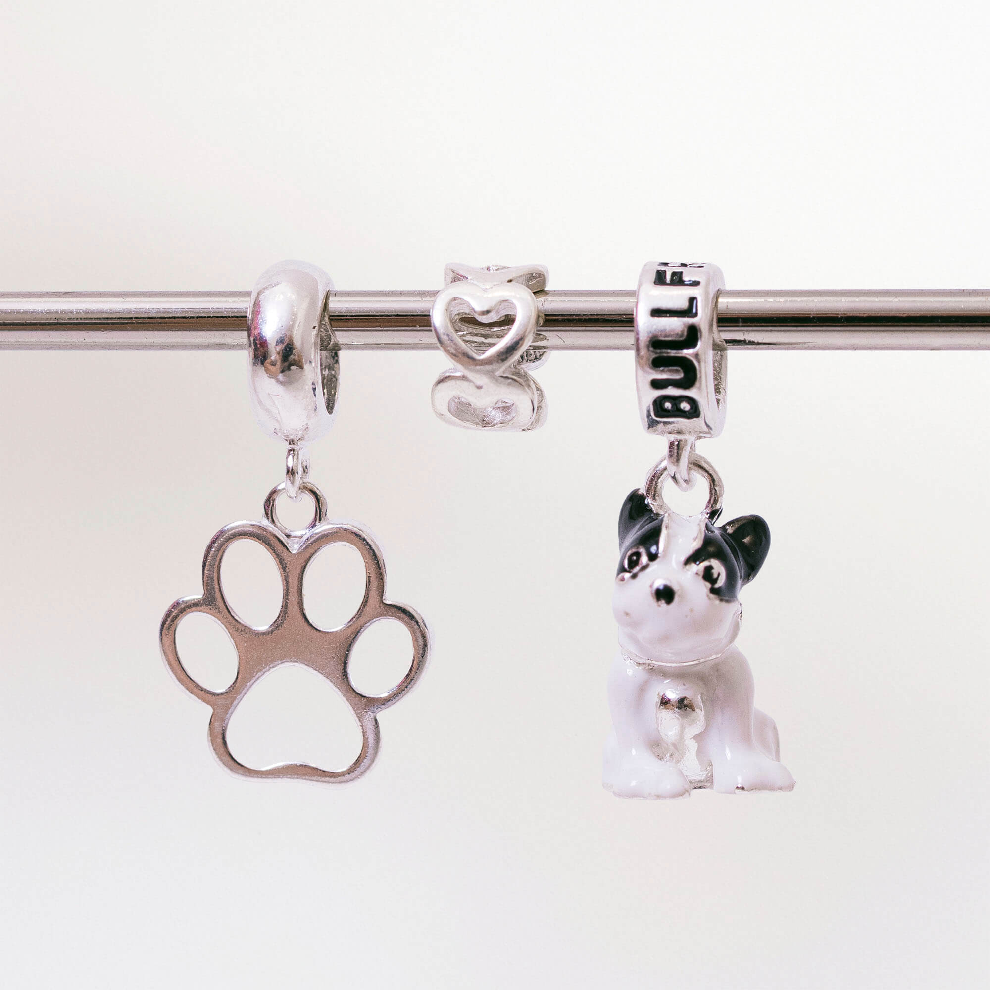 Leve 3 pague 2 - Kit de Berloques Prata 925 com Patinha Vazada, Cachorro BullDog Francês e Ganhe Mini Separador Corações