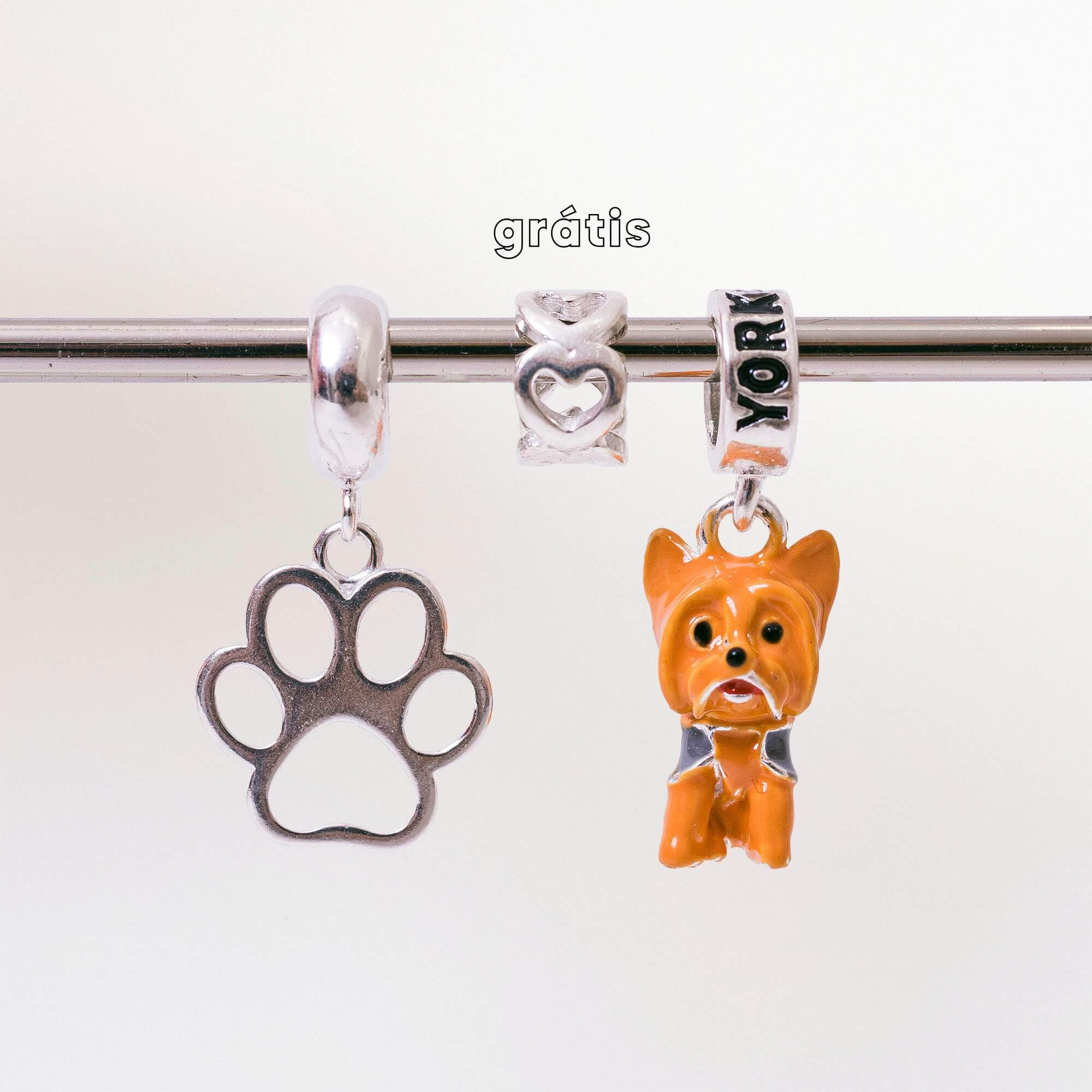 Leve 3 pague 2 - Kit de Berloques em Prata 925 com Patinha Vazada, Cachorro Yorkshire e Ganhe Mini Separador Corações