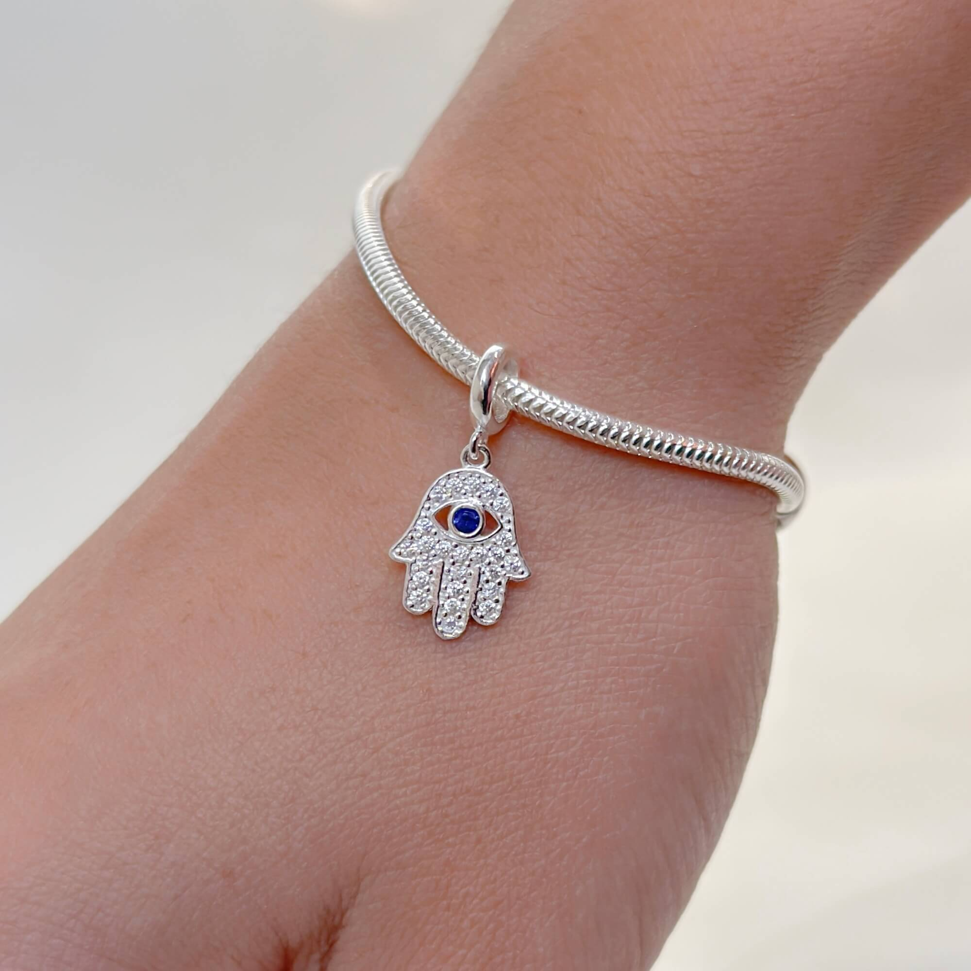 Berloque Hamsa Com Zircônia Azul Prata 925