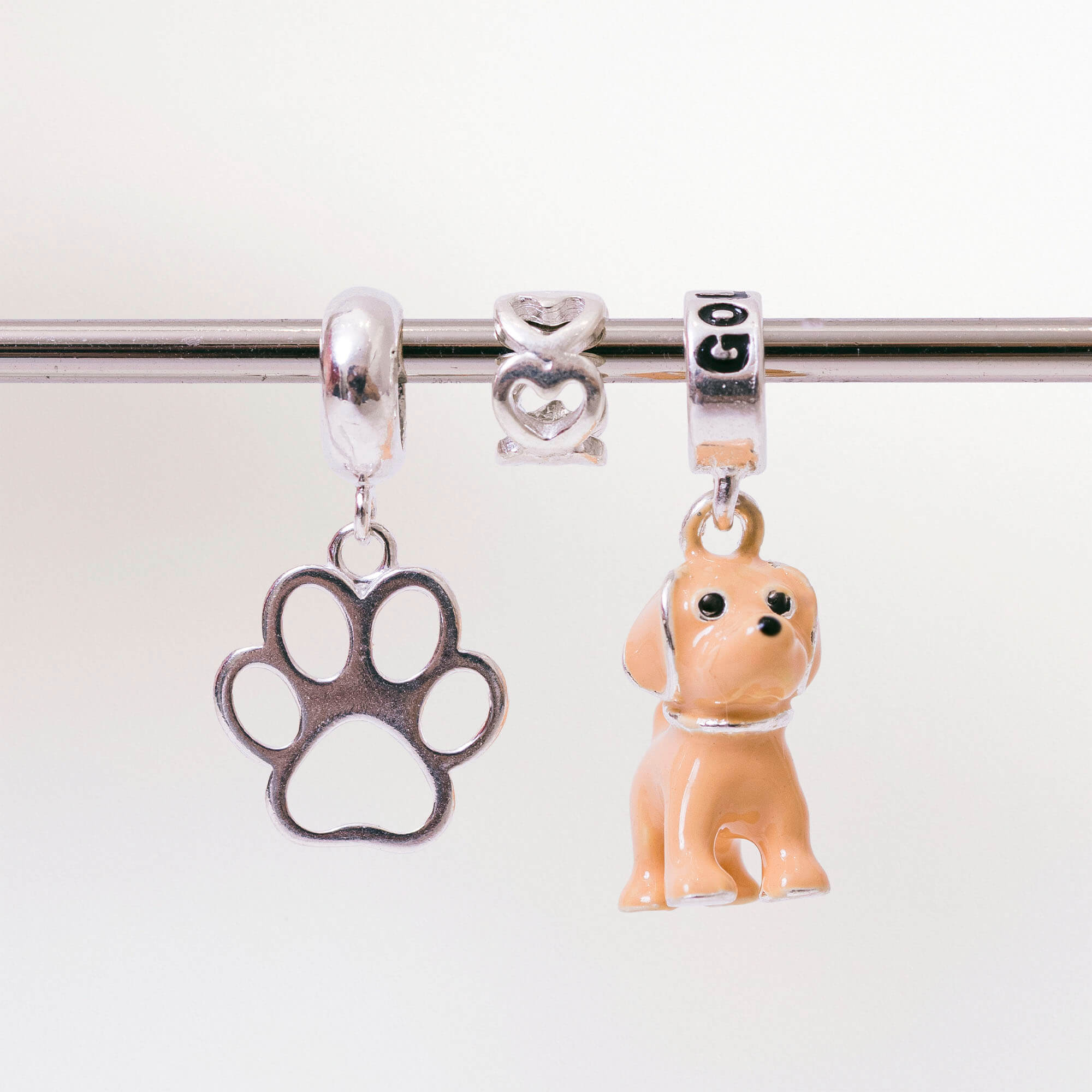 Leve 3 pague 2 - Kit de Berloques em Prata 925 com Patinha Vazada, Cachorro Golden e Ganhe Mini Separador Corações