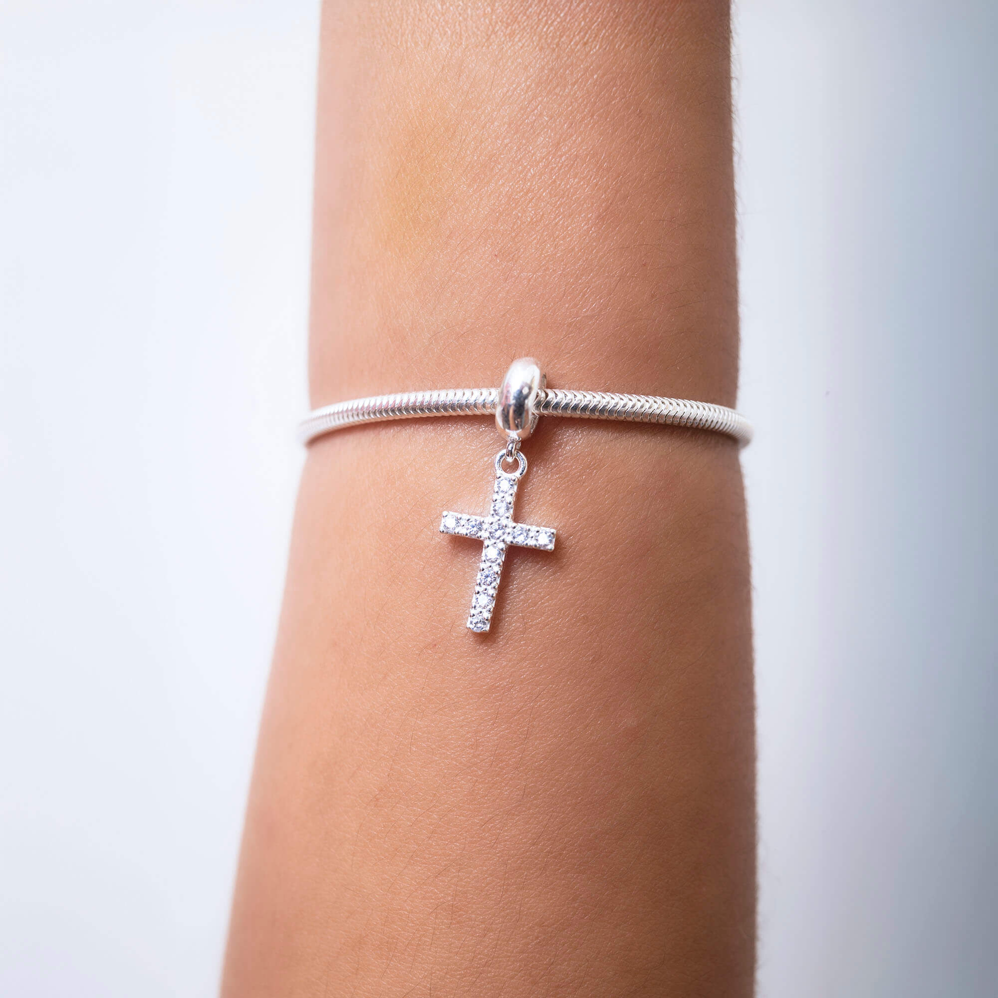 Berloque Crucifixo com Zircônia Prata 925